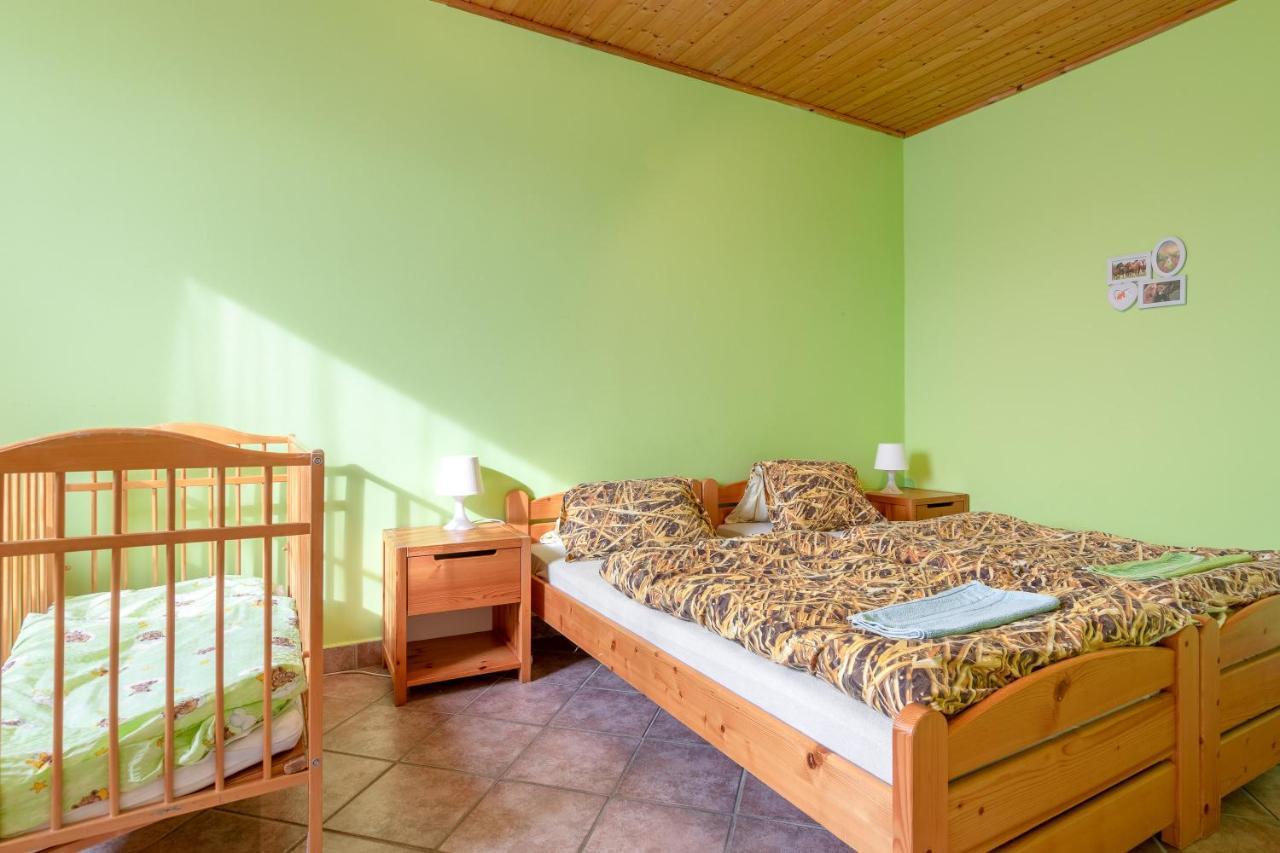 Farma Slunecny Dvur Apartmany A Family Stany Strecha Pod Strechou Hermanuv Mestec Екстериор снимка