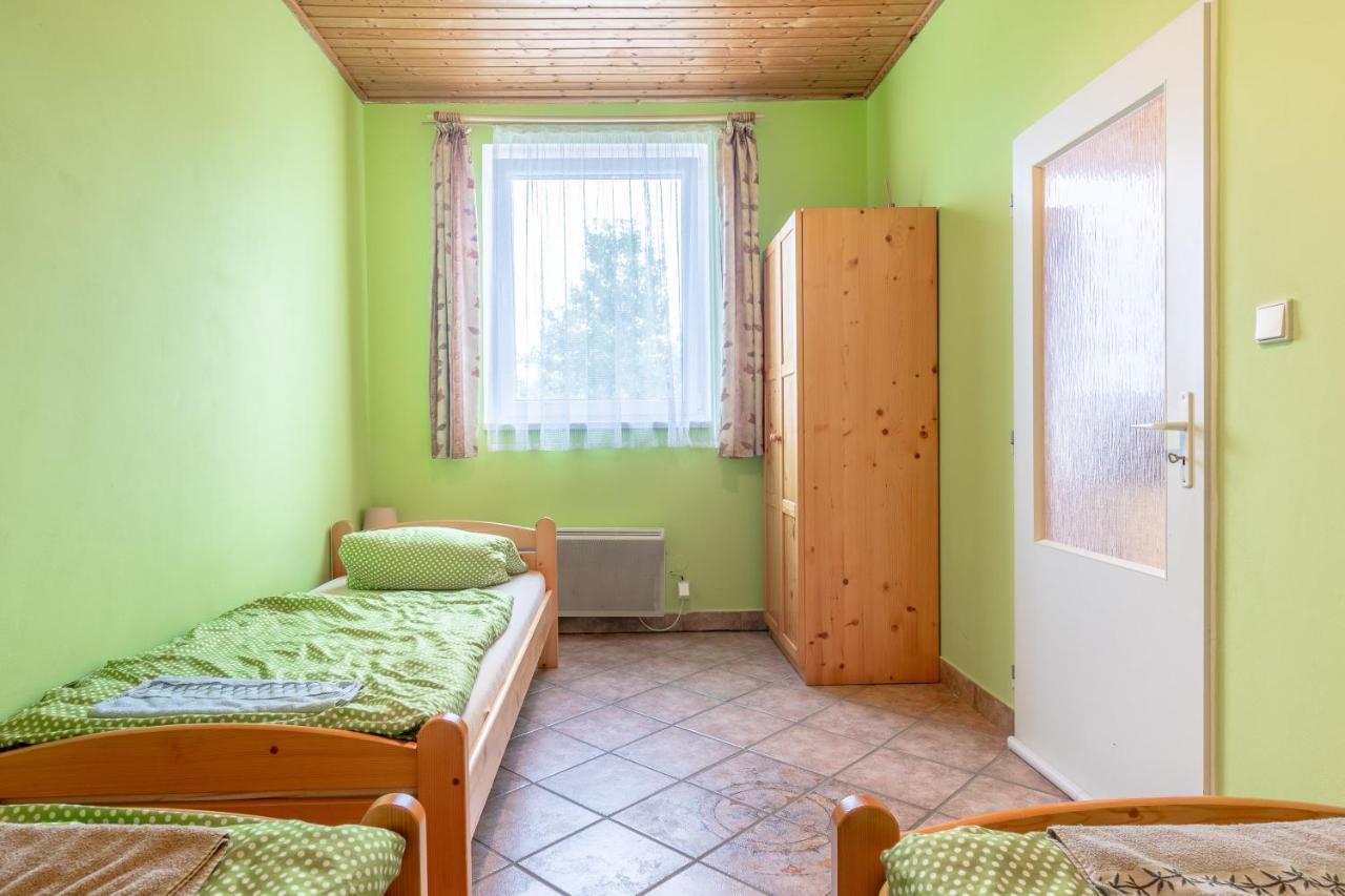 Farma Slunecny Dvur Apartmany A Family Stany Strecha Pod Strechou Hermanuv Mestec Екстериор снимка