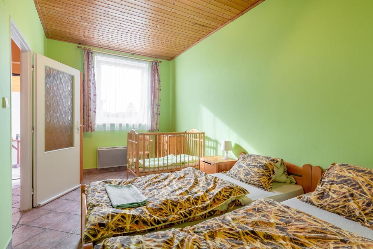 Farma Slunecny Dvur Apartmany A Family Stany Strecha Pod Strechou Hermanuv Mestec Екстериор снимка